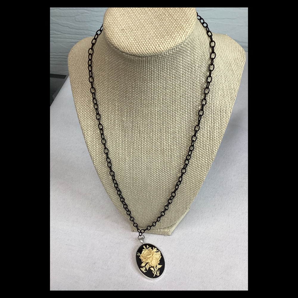 Elegant Black and Gold Pendant Necklace 102
